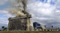 Asap mengepul dari hanggar yang terbakar di Pangkalan Udara Tustin, California, Selasa (7/11/2023) waktu setempat. Paul Bersebach/The Orange County Register via AP.