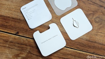 Seperti biasa dalam paket penjualan diberikan stiker Apple, kerta petunjuk dan garansi serta SIM Card injector. Foto: Adi Fida Rahman/detikINET