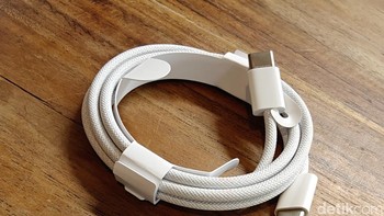 Kabel charging iPhone 15 kini punya material yang berbeda dari sebelumnya diklaim lebih awet. Foto: Adi Fida Rahman/detikINET