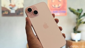 1. iPhone 15. Hp yang diluncurkan pada 12 September 2023 ini menawarkan sejumlah peningkatan dari pendahulunya. Salah satu keunggulan utamanya adalah penggunaan port USB-C untuk pengisian daya, yang lebih universal dan memungkinkan transfer data lebih cepat. iPhone 15 juga memperkenalkan Dynamic Island pada semua modelnya, menghilangkan notch dan memberikan interaksi yang lebih dinamis dengan notifikasi dan aktivitas di layar. Kamera utama 48MP dengan kemampuan 2x telephoto memberikan kualitas gambar yang lebih tajam dan detail, sementara chip A16 Bionic menawarkan performa yang sangat cepat dan efisien. Desainnya yang lebih ergonomis dengan kaca belakang berwarna dan tepi alumunium yang lebih halus juga menambah kenyamanan penggunaan. Foto: Adi Fida Rahman/detikINET