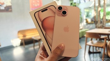 iPhone 15 Pink ini dapat dibeli di Studio Ponsel dengan harga mulai dari Rp 16.499.000. Foto: Adi Fida Rahman/detikINET 