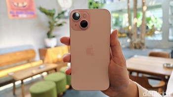 HP paling laris di dunia adalah iPhone 15. HP ini hadir dengan layar Super Retina XDR 6,1 inci, sistem kamera ganda 48MP, dan ditenagai oleh chip A16 Bionic yang bertenaga. Dilengkapi dengan fitur-fitur canggih seperti Dynamic Island, Mode Sinematik dalam 4K Dolby Vision hingga 30 fps, dan USB-C. iPhone 15 tahan air dan debu dengan rating IP68.Foto: Adi Fida Rahman/detikINET