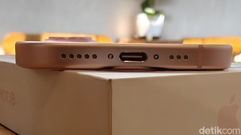 Fitur baru yang ada di iPhone 15 adalah port USB Type C. Foto: Adi Fida Rahman/detikINET