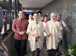 Momen Iriana Jokowi Bagi-bagi Sepeda di Apresiasi Bunda PAUD 2023