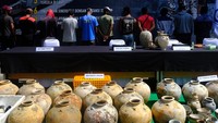 Sejumlah awak Kapal Ikan Indonesia (KII) yang diduga melakukan kegiatan pengangkatan Barang Muatan Kapal Tenggelam (BMKT) dihadirkan dalam jumpa pers tersebut.  