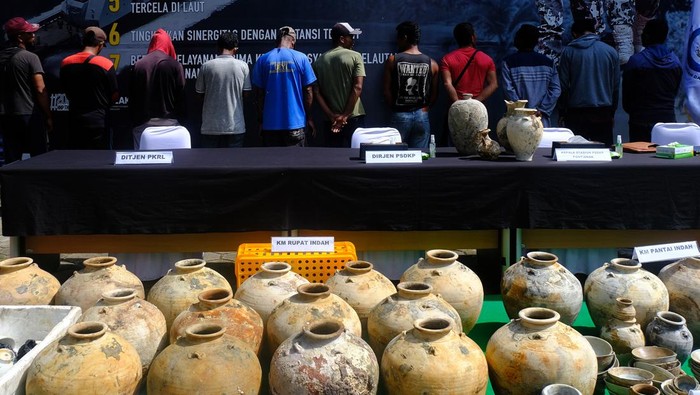 Sejumlah awak Kapal Ikan Indonesia (KII) yang diduga melakukan kegiatan pengangkatan Barang Muatan Kapal Tenggelam (BMKT) dihadirkan dalam rilis hasil operasi Kapal Pengawas KKP Hiu 11 di Stasiun PSDKP, Sungai Rengas, Kabupaten Kubu Raya, Kalimantan Barat, Rabu (8/11/2023). Kapal Pengawas Kementerian Kelautan dan Perikanan (KKP) Hiu 11 menangkap tiga kapal ikan Indonesia dan 44 ABK yang diduga melakukan pengangkatan BMKT secara ilegal berupa 1.218 keping tembikar kuno peninggalan Dinasti Song dari abad 10 hingga 13 Masehi di perairan laut sekitar Pulau Pengikik dan laut sekitar Pulau Tambelan. ANTARA FOTO/Jessica Wuysang/Spt.