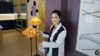Di antara ruang tamu dan dapur, Demi Lovato memajang lampu unik yang desainnya terbuat dari kulit bawang bombai dan resin. Warna emasnya pun mencuri perhatian. Foto: YouTube Architectural Digest