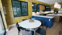 Area dapur Demi Lovato terbilang luas. Terdapat meja untuk makan dan island kitchen yang jadi pusat dari dapur ini. Foto: YouTube Architectural Digest