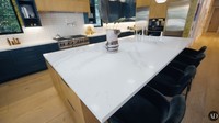Demi Lovato bilang penting untuk punya area kitchen island yang besar karena ia suka memasak untuk banyak tamu, termasuk teman-temannya. Foto: YouTube Architectural Digest