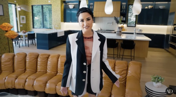 Artsy! 10 Potret Dapur Demi Lovato yang Dihiasi Karya Seni