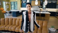 Dapur Demi Lovato berada di dekat ruang tamu, tapi penyanyi 31 tahun ini tetap membuatnya berbeda. Salah satunya dari penggunaan wallpaper dinding berwarna mencolok. Foto: YouTube Architectural Digest