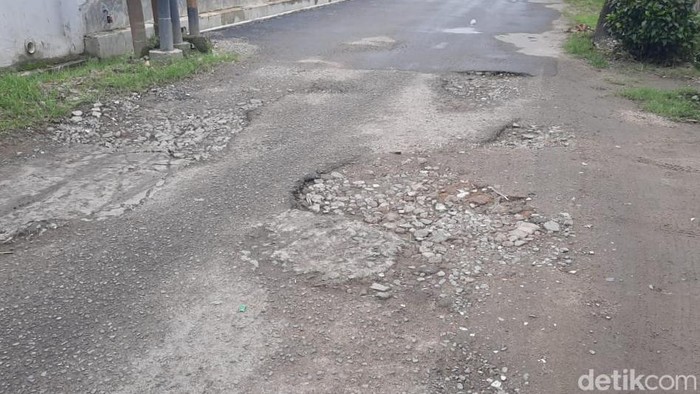 Jalan Sei Batu Gingging, Medan, berlubang. (Foto: Felicia Gisela Br Sihite).