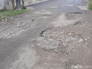 Dear Pak Bobby! Warga Minta Jalan Sei Batu Gingging yang Berlubang Diperbaiki