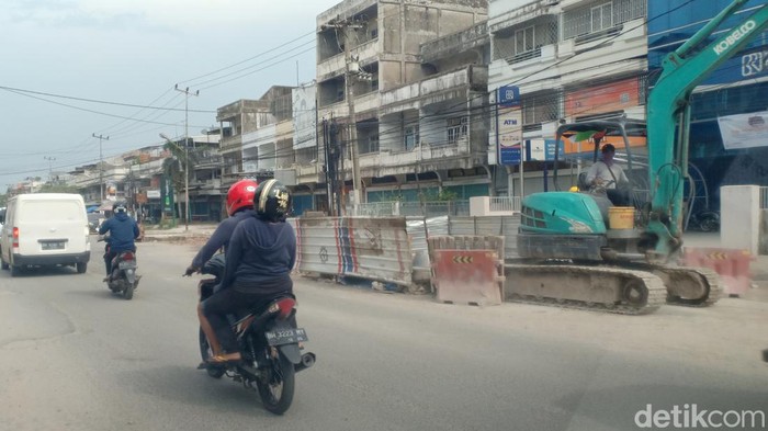 Jalanan di kawasan Talang Banjar alami kerusakan dan berdebu akibat proyek IPAL.
