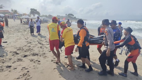Jasad XFJ ditemukan tim Basarnas Bali sekitar 100 meter dari bibir Pantai Petitenget, Badung, Bali, Rabu (8/11/2023). (Dok. Basarnas Bali)