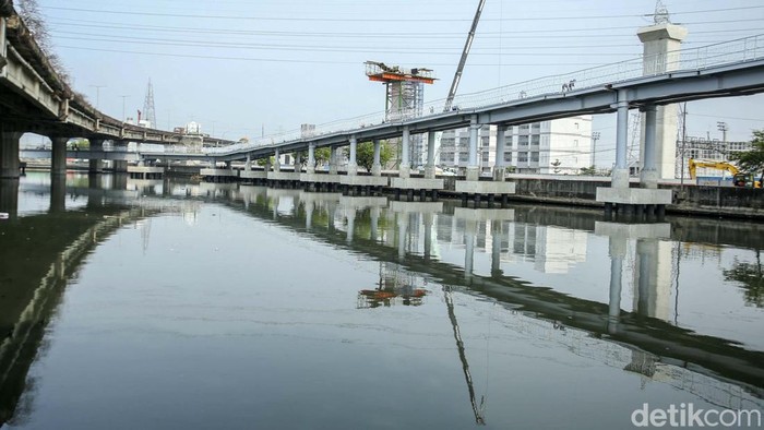 Jembatan Penyeberangan Orang (JPO) yang menghubungkan JIS ke kawasan Ancol, Jakarta, belum rampung dibangun. JPO ini untuk mendukung Piala Dunia U-17.