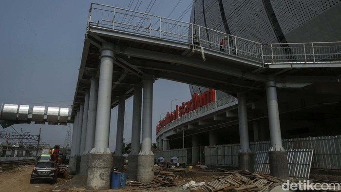 Jembatan Penyeberangan Orang (JPO) yang menghubungkan JIS ke kawasan Ancol, Jakarta, belum rampung dibangun. JPO ini untuk mendukung Piala Dunia U-17.