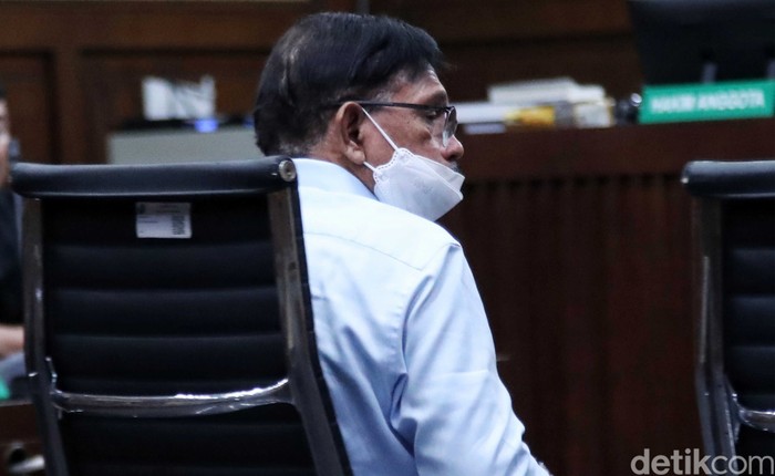 Mantan Menteri Komunikasi dan Informatika (Menkominfo) Johnny G Plate, Direktur Utama BAKTI Kominfo Anang Achmad Latif, dan mantan Tenaga Ahli Human Development Universitas Indonesia (Hudev UI) Yohan Suryanto menjalani sidang vonis kasus dugaan korupsi BTS 4G di Pengadilan Tipikor, Jakarta, Rabu (8/11/2023).