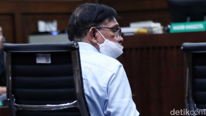 Mantan Menteri Komunikasi dan Informatika (Menkominfo) Johnny G Plate, Direktur Utama BAKTI Kominfo Anang Achmad Latif, dan mantan Tenaga Ahli Human Development Universitas Indonesia (Hudev UI) Yohan Suryanto menjalani sidang vonis kasus dugaan korupsi BTS 4G di Pengadilan Tipikor, Jakarta, Rabu (8/11/2023).