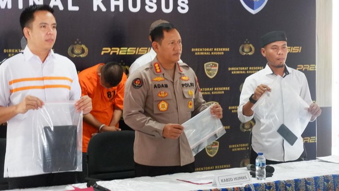 Kabid Humas Polda Papua Barat Kombes Adam Erwindi saat rilis kasus asusila ADW yang merekam nakes mandi.