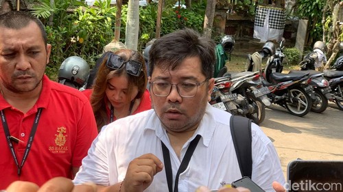 Kader PSI Gede Eka Wijaya Patriana datang Bawaslu Kota Denpasar terkait pencoretan namanya setelah penetapan DCT, Rabu (8/11/2023).