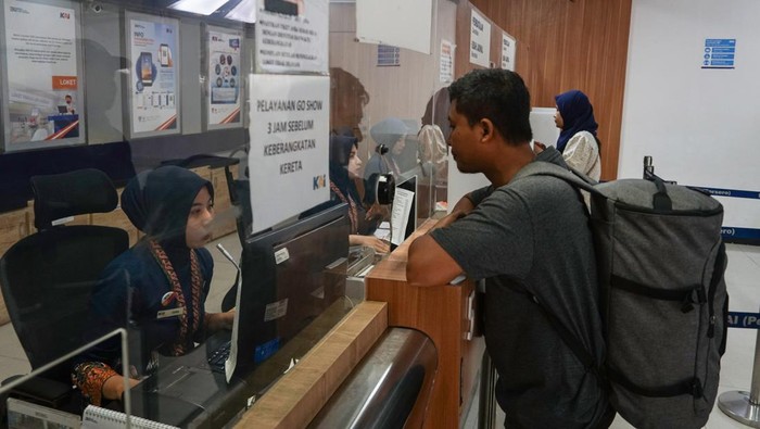 KAI buka penjualan tiket untuk libur nataru Calon penumpang membeli tiket kereta api jarak jauh (KAJJ) di Stasiun Pasar Senen, Jakarta, Rabu (8/11/2023). PT Kereta Api Indonesia (KAI) telah membuka penjualan tiket kereta api untuk periode libur Natal 2023 dan Tahun Baru 2024 (Nataru) mulai 6 November atau H-45 keberangkatan dengan periode angkutan keberangkatan kereta pada 21 Desember 2023-7 Januari 2024. ANTARA FOTO/Rifqi Raihan Firdaus/sgd/Spt.