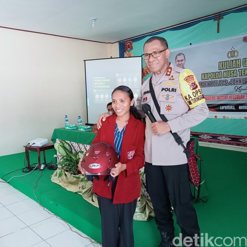 Kapolda NTT memberikan helm kepada mahasiswa IKTL di Flores Timur yang bisa menjawab pertanyaan Kapolda, Rabu (8/11/2023). (Arnoldus Yurgo Purab)