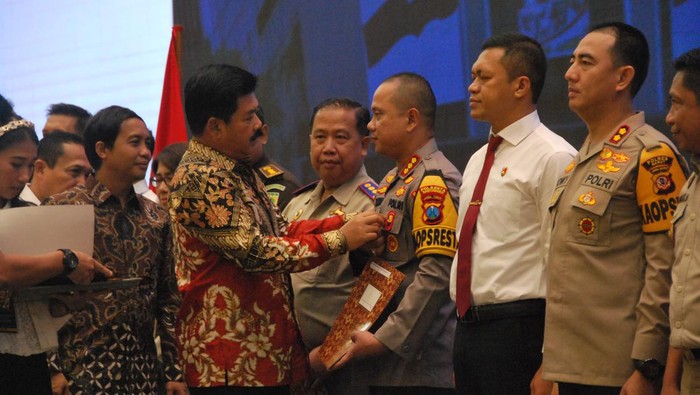 Kapolresta dan Kasat Reskrim Polresta Banyuwangi mendapat pin emas dari Men PAN-RB