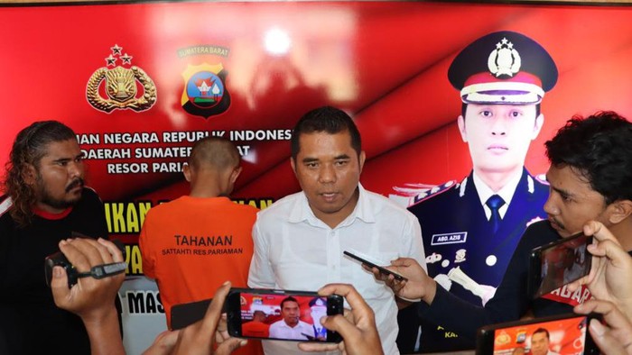 Kasat Reskrim Polres Pariaman, AKP Muhamad Arvi, saat jumpa pers terkait kasus pelecehan seksual di jalanan. (Istimewa)