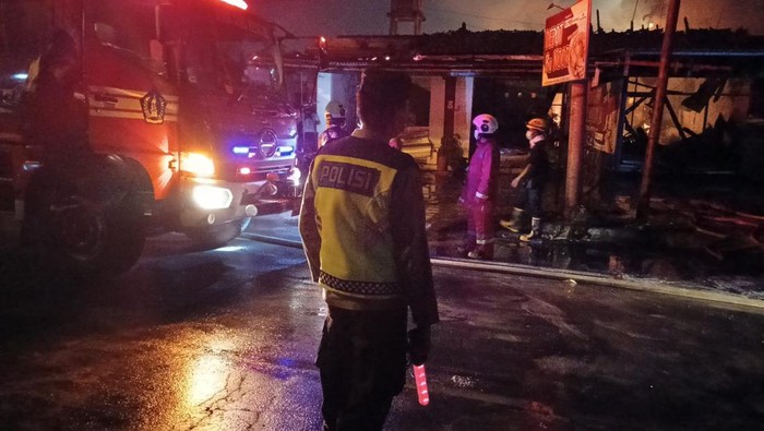 Kebakaran depot dan toko perlengkapan kolam renang di Jalan Bypass Ngurah Rai Nomor 18XX, Denpasar, Bali, Selasa malam (7/11/2023).