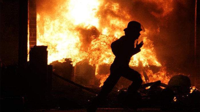 Warga melihat api yang membakar gudang penimbunan BBM jenis pertalite di Desa Jumputrejo, Sukodono, Sidoarjo, Jawa Timur, Selasa (7/11/2023). Sebanyak lima unit mobil Pemadam Kebakaran (PMK) dikerahkan ke lokasi tersebut dan musibah kebakaran itu belum diketahui penyebabnya. ANTARA FOTO/Umarul Faruq/nym.