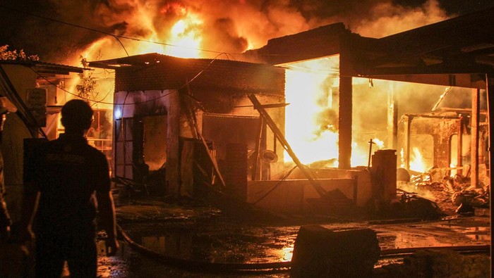 Warga melihat api yang membakar gudang penimbunan BBM jenis pertalite di Desa Jumputrejo, Sukodono, Sidoarjo, Jawa Timur, Selasa (7/11/2023). Sebanyak lima unit mobil Pemadam Kebakaran (PMK) dikerahkan ke lokasi tersebut dan musibah kebakaran itu belum diketahui penyebabnya. ANTARA FOTO/Umarul Faruq/nym.