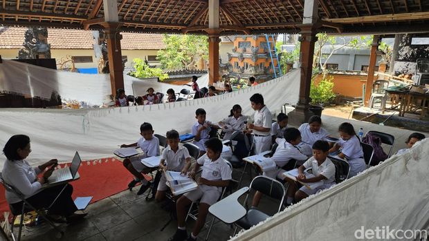 Kegiatan proses belajar mengajar siswa SDN Manduang di balai banjar, Klungkung, Bali, Rabu (8/11/2023). (Putu Krista/detikBali)