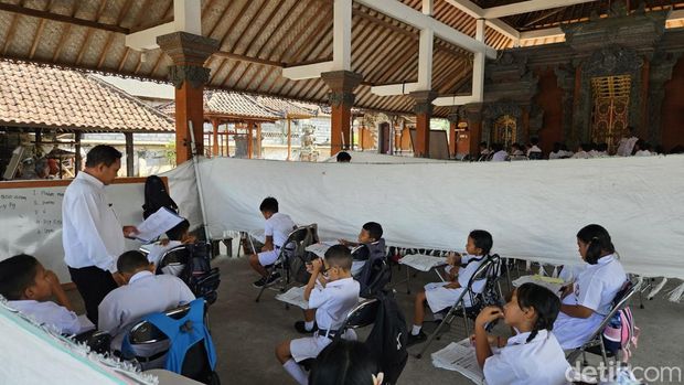 Kegiatan proses belajar mengajar siswa SDN Manduang di balai banjar, Klungkung, Bali, Rabu (8/11/2023). (Putu Krista/detikBali)