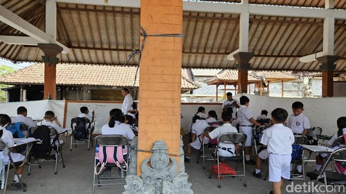 Kegiatan proses belajar mengajar siswa SDN Manduang di balai banjar, Klungkung, Bali, Rabu (8/11/2023). (Putu Krista/detikBali)