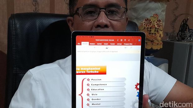 Kepala Dinperinaker Kabupaten Brebes, Warsito Eko Putro menanggapi angka pengangguran di Brebes, Rabu (8/11/2023).
