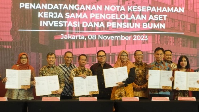 Kerjasama Optimalisasi Pengelolaan Dana Pensiun BUMN Wakil Menteri BUMN Kartika Wirjoatmodjo (tengah) bersama Commissioner Bidang Pengawasan Perasuransian, Penjaminan dan Dana Pensiun Otoritas Jasa Keuangan (OJK) Iwan Pasila (kelima kiiri) Wakil Direktur Utama IFG Haru Koesmahargyo (keempat kanan) dan Direktur Bisnis IFG Pantro Pander Silitonga (ketiga kanan) memperlihatkan naskah kerjasama, di Jakarta, Selasa (8/11/2023).