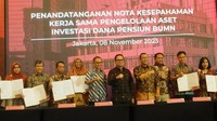 Wakil Menteri BUMN Kartika Wirjoatmodjo (tengah) bersama Deputi Komisioner Bidang Pengawasan Perasuransian, Penjaminan dan Dana Pensiun Otoritas Jasa Keuangan (OJK) Iwan Pasila (kelima kiiri) Wakil Direktur Utama IFG Haru Koesmahargyo (keempat kanan) dan Direktur Bisnis IFG Pantro Pander Silitonga (ketiga kanan) memperlihatkan naskah kerjasama, di Jakarta, Selasa (8/11/2023).