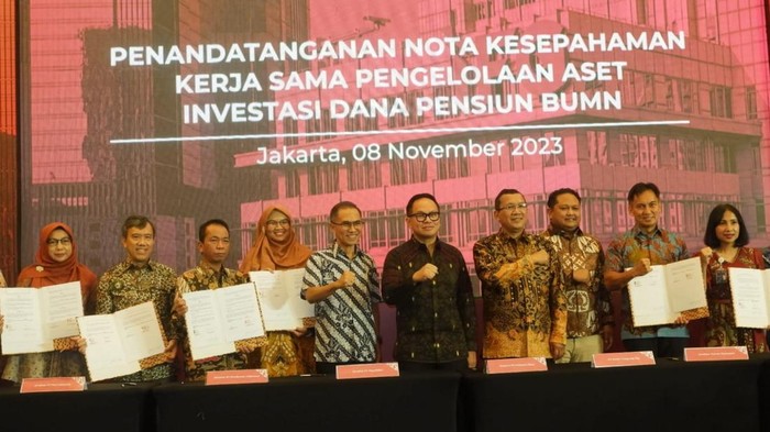 Kerjasama Optimalisasi Pengelolaan Dana Pensiun BUMN Wakil Menteri BUMN Kartika Wirjoatmodjo (tengah) bersama Commissioner Bidang Pengawasan Perasuransian, Penjaminan dan Dana Pensiun Otoritas Jasa Keuangan (OJK) Iwan Pasila (kelima kiiri) Wakil Direktur Utama IFG Haru Koesmahargyo (keempat kanan) dan Direktur Bisnis IFG Pantro Pander Silitonga (ketiga kanan) memperlihatkan naskah kerjasama, di Jakarta, Selasa (8/11/2023).