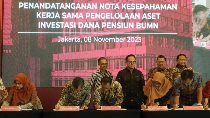 Kerjasama Optimalisasi Pengelolaan Dana Pensiun BUMN Wakil Menteri BUMN Kartika Wirjoatmodjo (tengah) bersama Commissioner Bidang Pengawasan Perasuransian, Penjaminan dan Dana Pensiun Otoritas Jasa Keuangan (OJK) Iwan Pasila (kelima kiiri) Wakil Direktur Utama IFG Haru Koesmahargyo (keempat kanan) dan Direktur Bisnis IFG Pantro Pander Silitonga (ketiga kanan) memperlihatkan naskah kerjasama, di Jakarta, Selasa (8/11/2023).