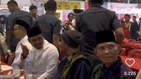 Pada Ramadhan lalu, pria kelahiran 1991 itu mampir buka puasa di Ramadhan Fair. Disana, Bobby mencoba berbagai kuliner kota Medan. Foto: Instagram @bobbynst