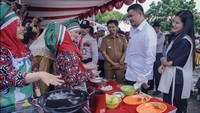 Bobby sempat mendatangi sebuah lomba memasak menu stunting. Bobby tampak melihat ibu-ibu menyiapkan masakan terbaik mereka. Foto: Instagram @bobbynst