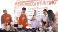 Dalam upaya pencegahan stunting, menantu Presiden Jokowi itu melakukan pendekatan ke ibu-ibu sambil memperkenalkan menu-menu berkaitan dengan stunting. Foto: Instagram @bobbynst