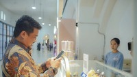 Dalam acara The Good Spot, suami Kahiyang Ayu ini mengaku bangga dengan kuliner UMKM Indonesia. Ia pun mampir di sebuah gerai yang menjual aneka roti. Foto: Instagram @bobbynst