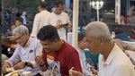 Keseruan Bobby Nasution Saat Makan Duren hingga Seruput Kopi
