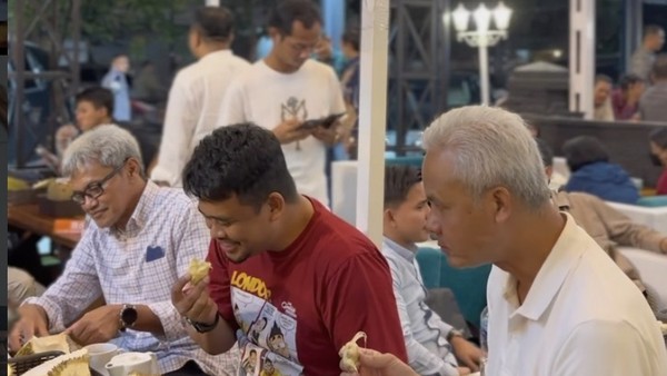 Keseruan Bobby Nasution Saat Makan Duren hingga Seruput Kopi