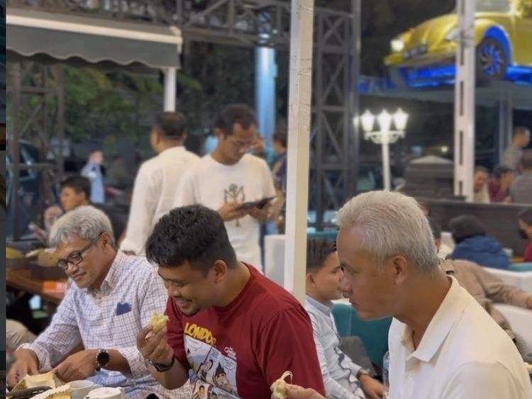 Keseruan Bobby Nasution Saat Makan Duren hingga Seruput Kopi