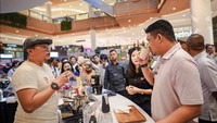 Serunya! Kali ini Bobby Nasution juga menyeruput kopi di event Kopi Fest Indonesia. Kira-kira ia cicip kopi apa ya? Foto: Instagram @bobbynst