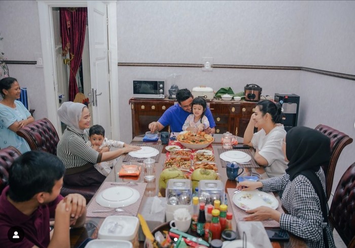 Keseruan Bobby Nasution Saat Makan Duren hingga Seruput Kopi Keseruan Bobby Nasution Saat Makan Duren hingga Seruput Kopi