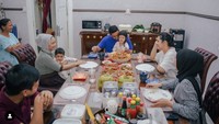 Tak hanya sibuk bekerja, Bobby Nasution juga masih menghabiskan waktu bersama keluarga. Ini salah satu momennya saat Bobby, Kahiyang, anak-anak dan keluarganya yang lain makan bareng masakan rumah di meja makan. Foto: Instagram @bobbynst